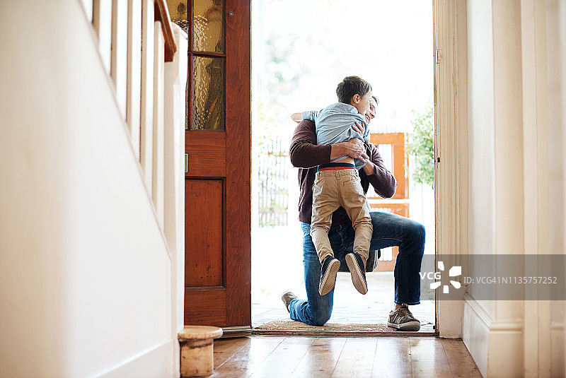 我等了一整天去看我的小男孩图片素材