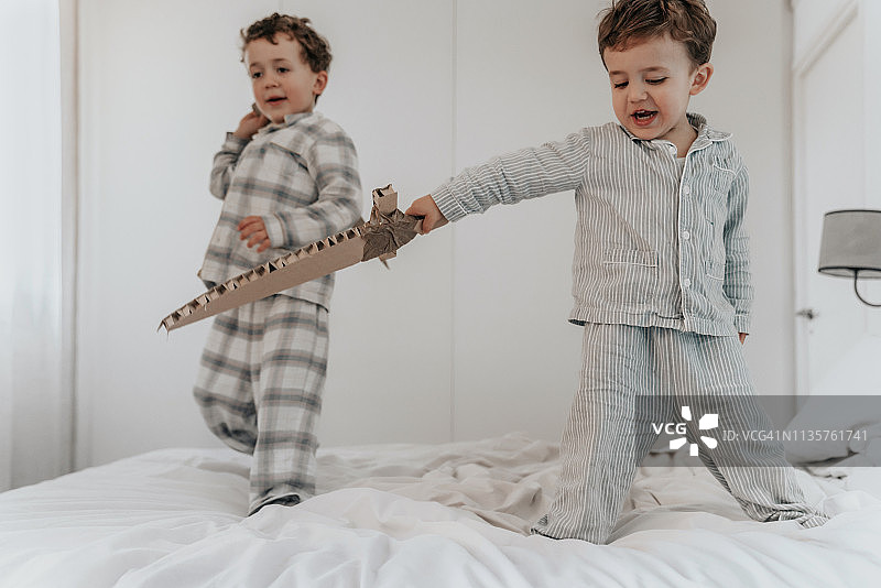 兄弟俩玩剑图片素材