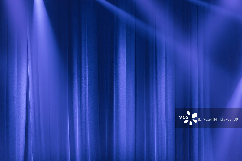 聚光灯下的紫色舞台幕布图片素材