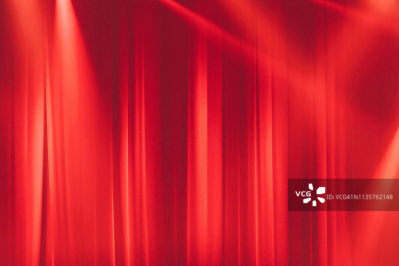 聚光灯下的红色舞台幕布与光线图片素材