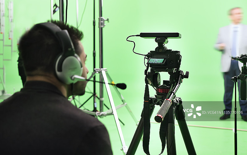 导演在绿幕工作室后台工作图片素材