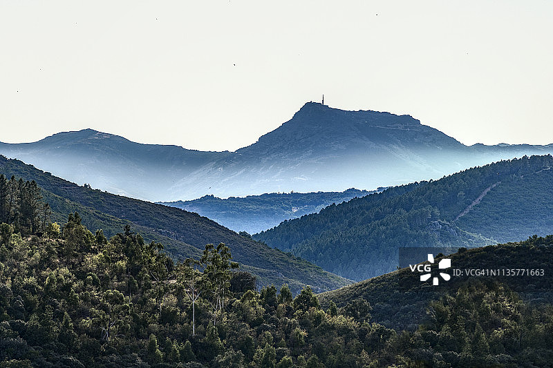 蓝色时刻中山脉图片素材