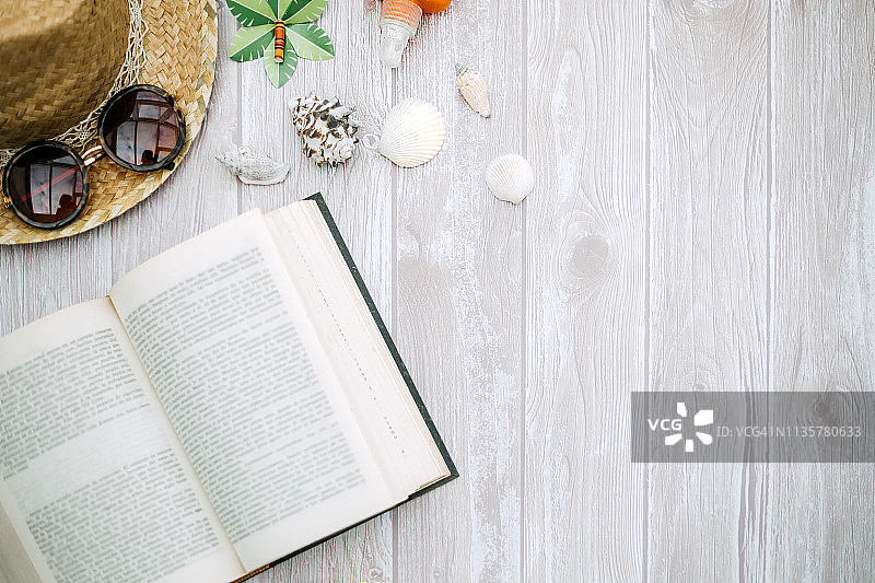 扁平风格的夏季阅读概念图片素材