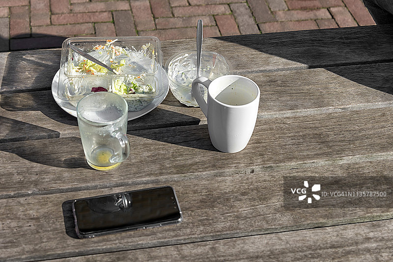 用过的空玻璃杯和白色石头杯图片素材