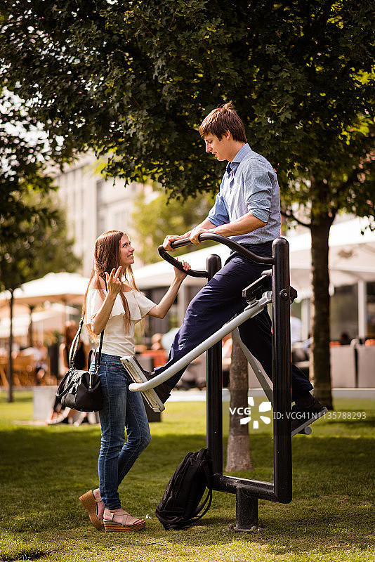 在公园里使用户外交叉步行器的男人图片素材