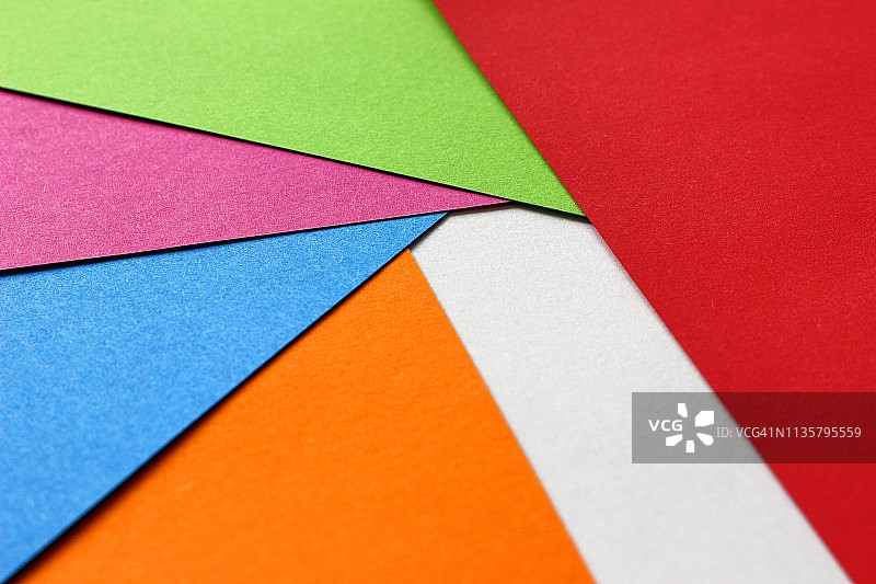 彩色纸张重叠形成抽象光线散射图片素材