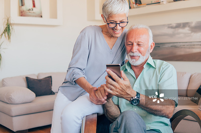 快乐情侣使用手机图片素材