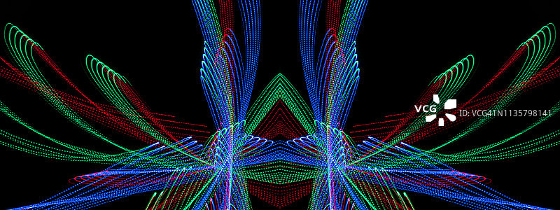 特写：黑色背景上交织的粉绿蓝色光抽象图案图片素材