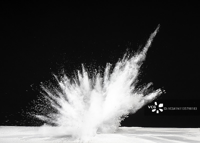 白色粉末烟雾颗粒撞击爆炸效果（黑色背景）图片素材