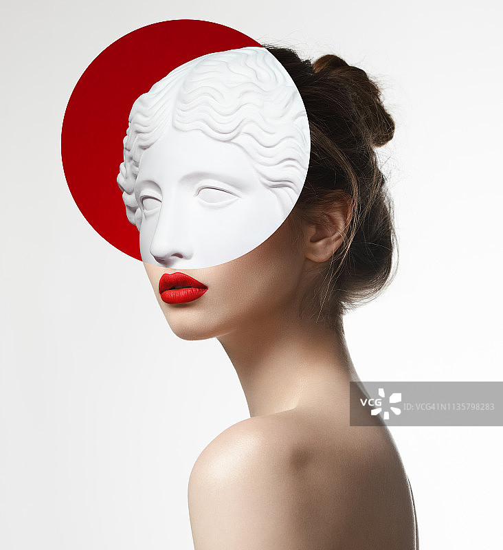 女子与石膏头像拼贴图片素材