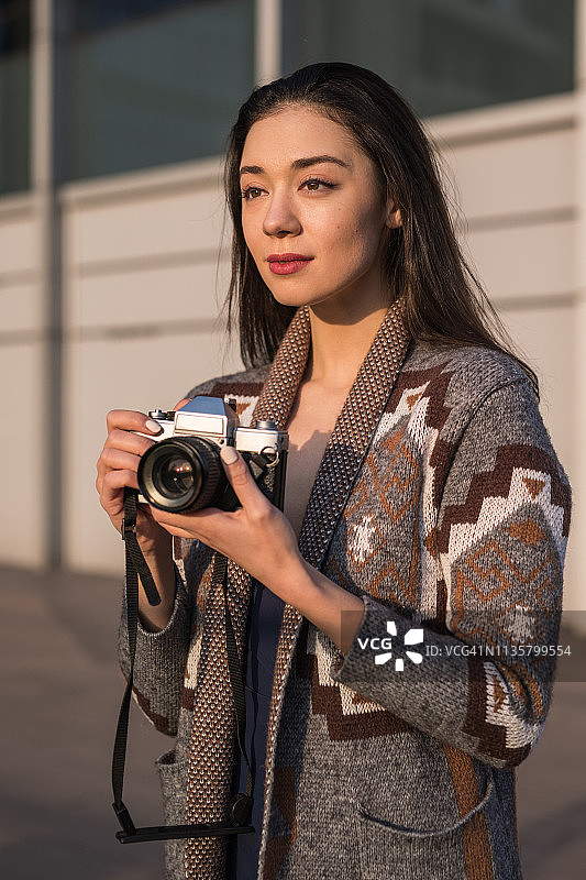 使用数码相机的女孩图片素材