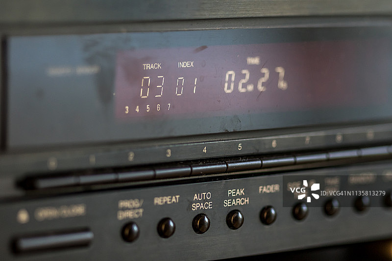 高保真音响系统上的CD播放器特写图片素材