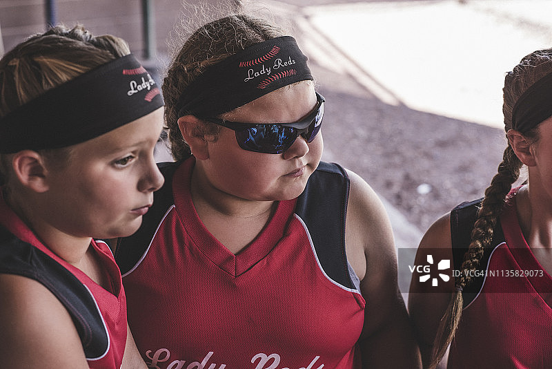 在休息区交谈的垒球运动员图片素材