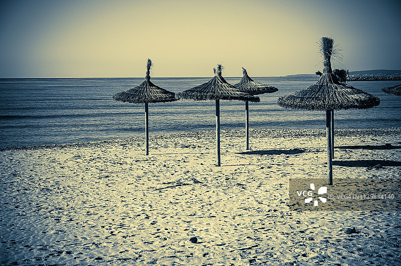 复古风格的无人海滩遮阳伞图片素材