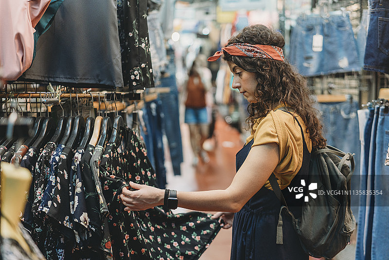 年轻女人在市场购物图片素材