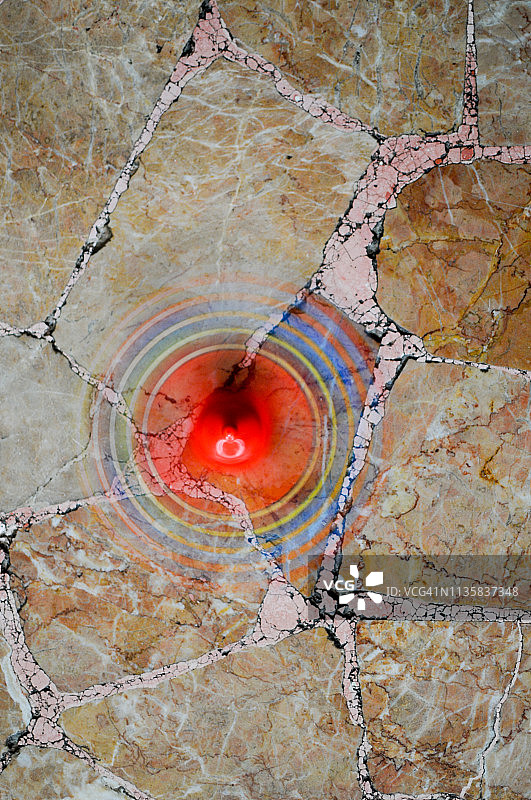 大理石地板上的陀螺图片素材