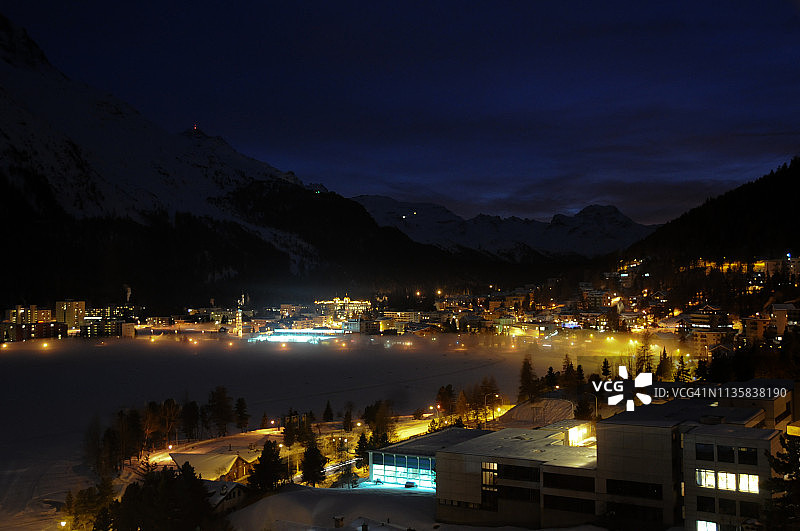 黄昏时灯火通明的圣莫里茨湖图片素材