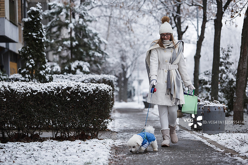 冬季女孩遛狗图片素材
