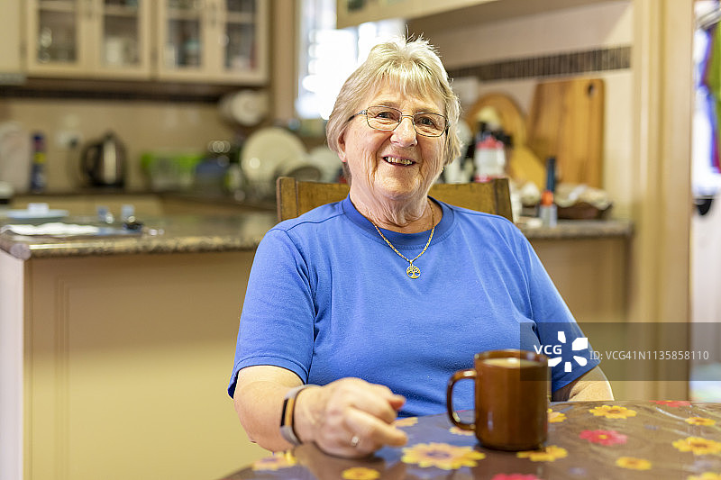 在家喝茶或咖啡的年长女人图片素材