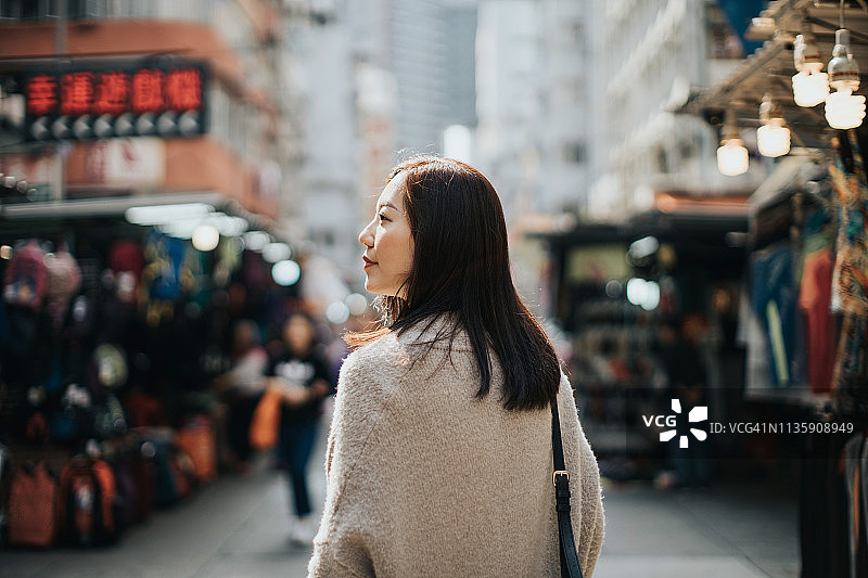 年轻女子在香港逛当地市场图片素材