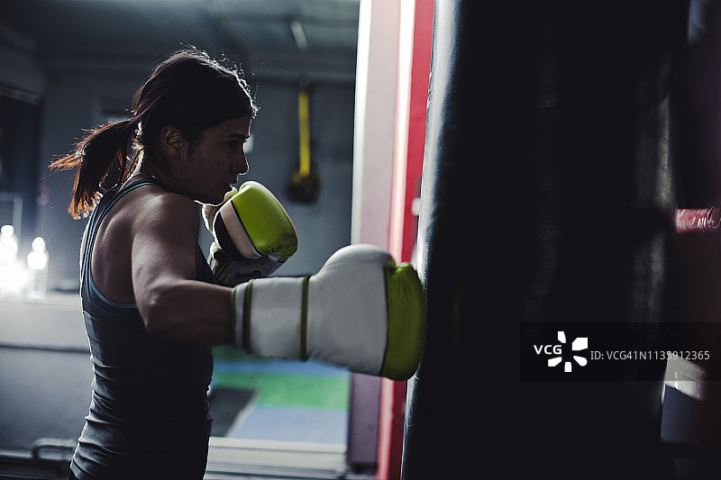 在健身房里训练的女子拳击手图片素材