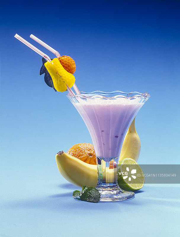 蓝色背景上的热带水果彩色新鲜冰沙图片素材