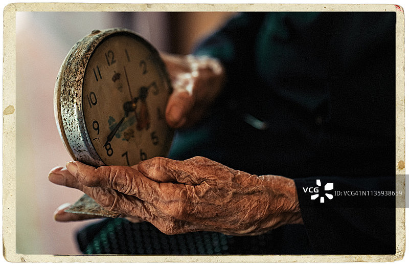老人的手拿着复古怀表图片素材