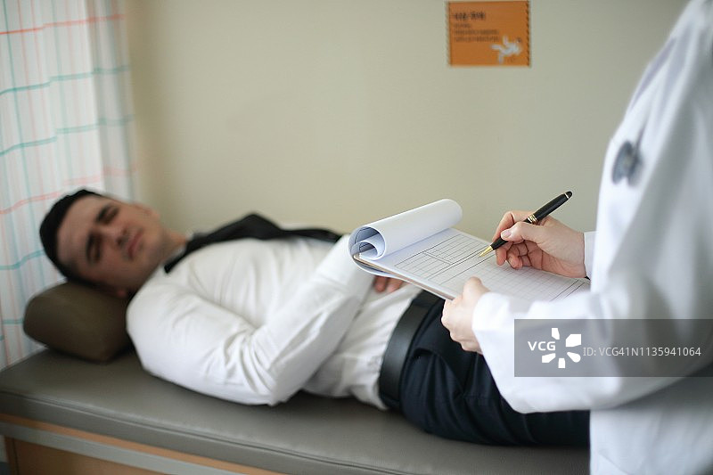 医生在医疗图表上书写图片素材