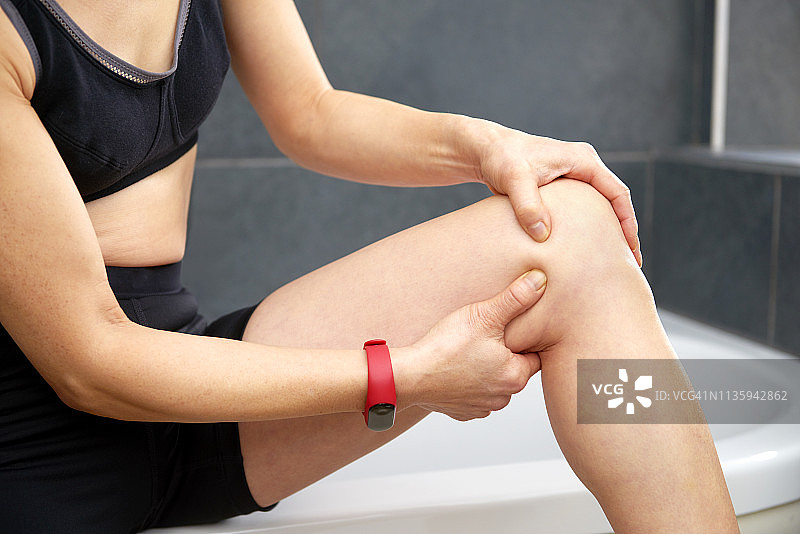 运动后膝盖按摩缓解疼痛图片素材