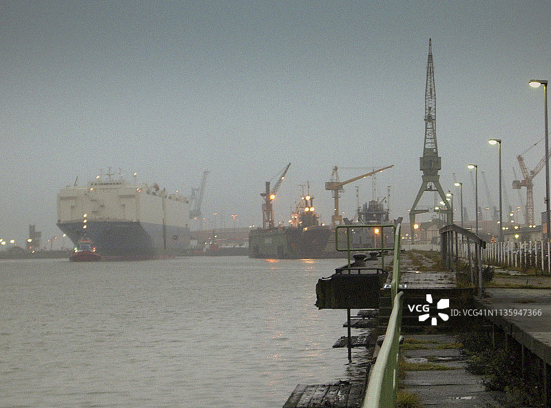 欧洲德国不来梅哈芬港口巨型货船图片素材