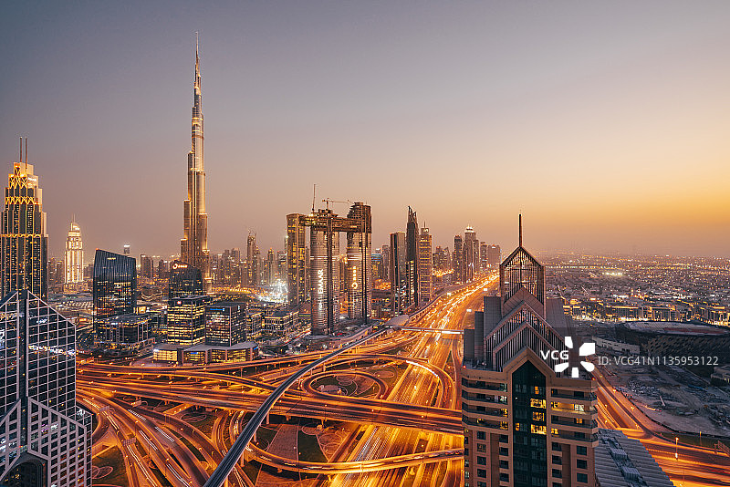 日落时分的迪拜天际线图片素材
