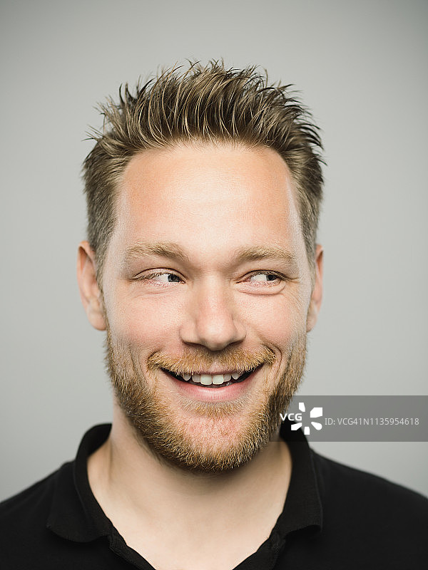 表情兴奋的白人男子图片素材