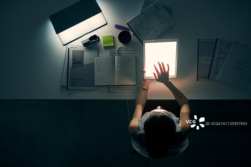 她不怕长时间工作图片素材