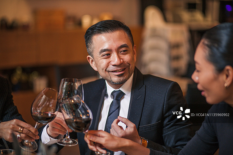 商务人士在餐厅喝葡萄酒图片素材