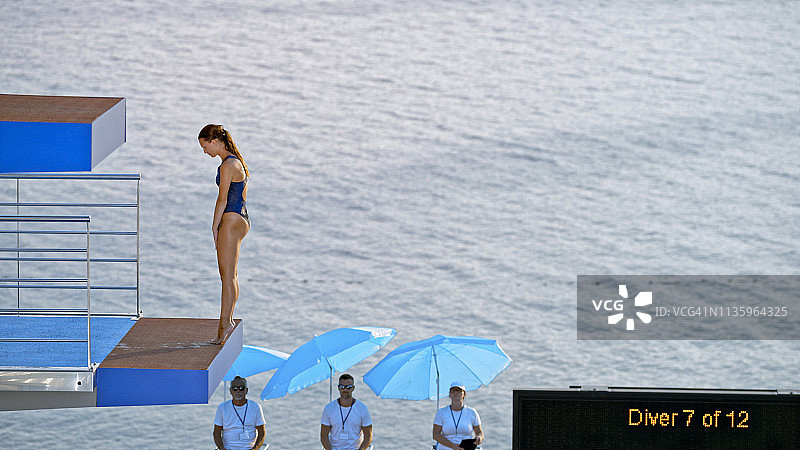 站在跳板上的年轻女人图片素材