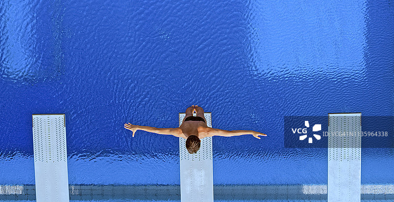 站在跳板上的年轻人图片素材