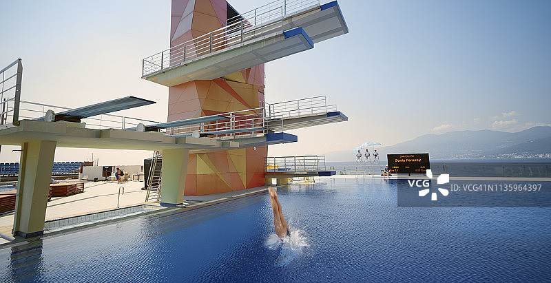 女潜水员跳入游泳池图片素材