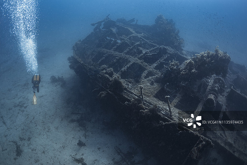 潜水沉船图片素材