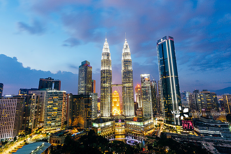 吉隆坡夜幕下的城市天际线，含双子塔，马来西亚图片素材