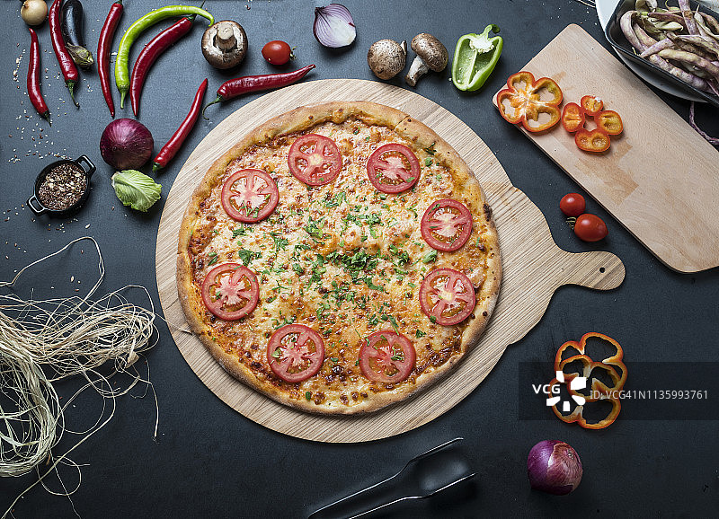 厨房里的美味披萨图片素材