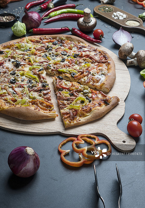 厨房里的美味披萨图片素材