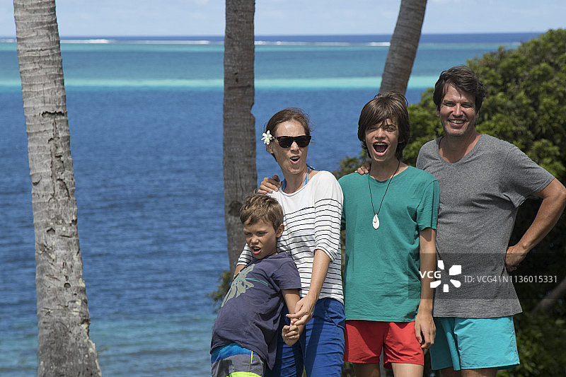 海边的家庭合影图片素材