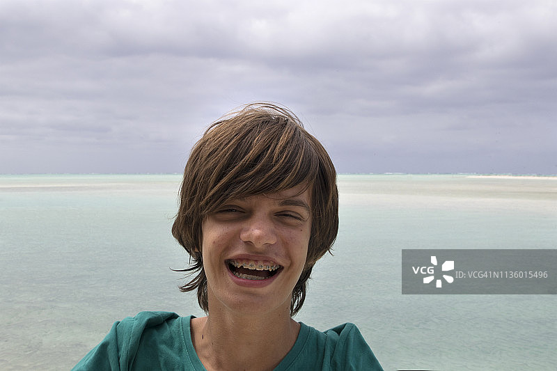 海边的儿童肖像图片素材