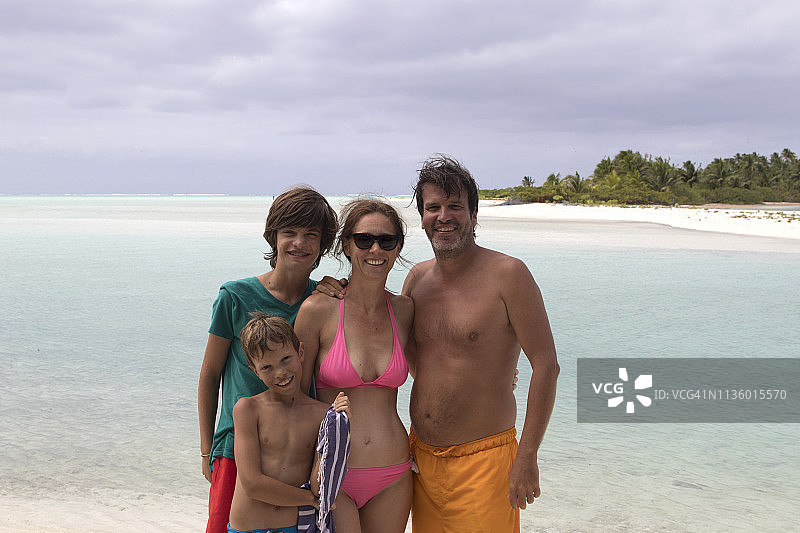 海边的一家人的肖像图片素材