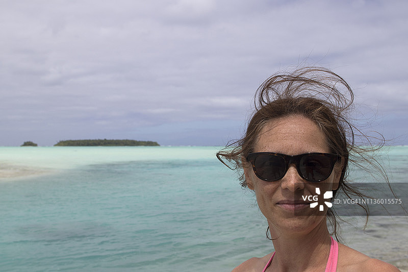 海边女子肖像图片素材