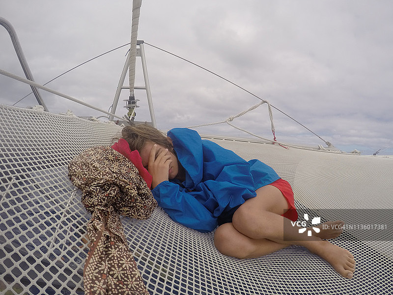 儿童躺在双体船的网上图片素材