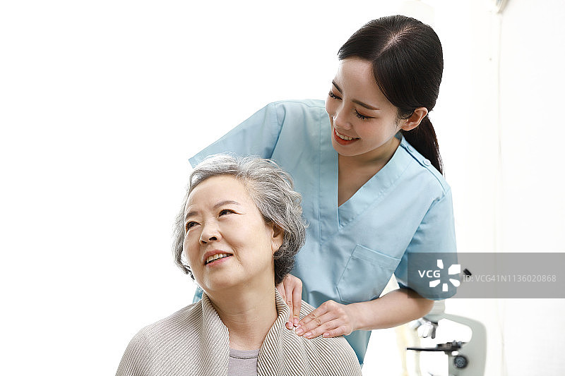 护士为老年病人按摩肩膀图片素材