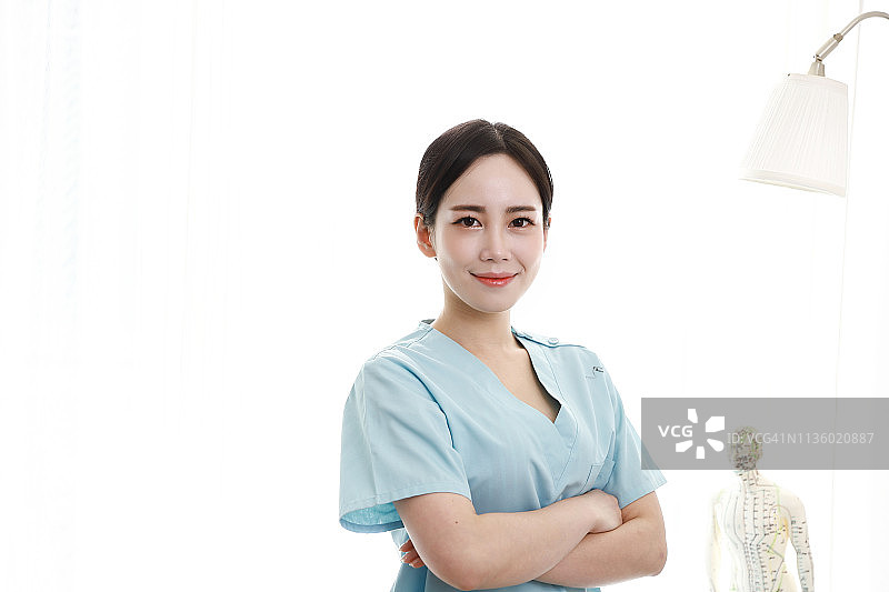 办公室里自信的护士肖像图片素材