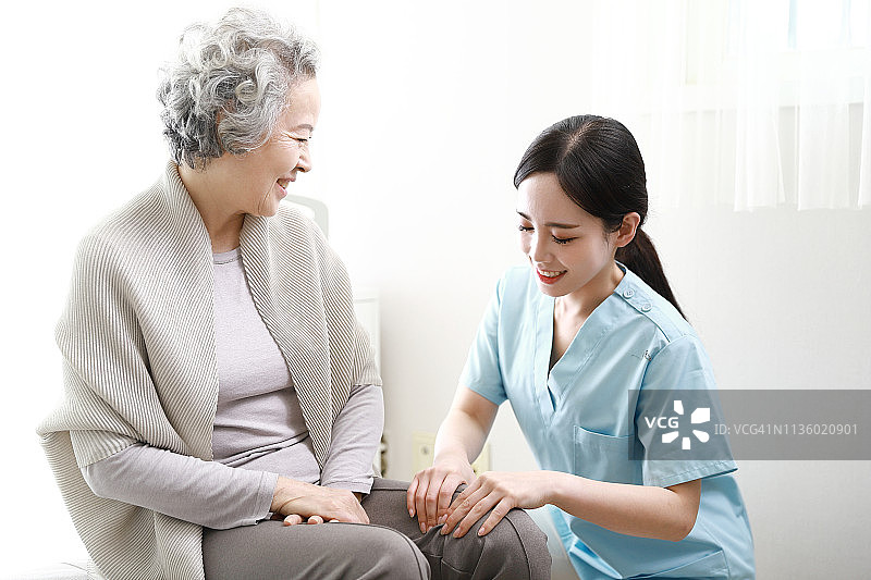护士安慰老年妇女图片素材