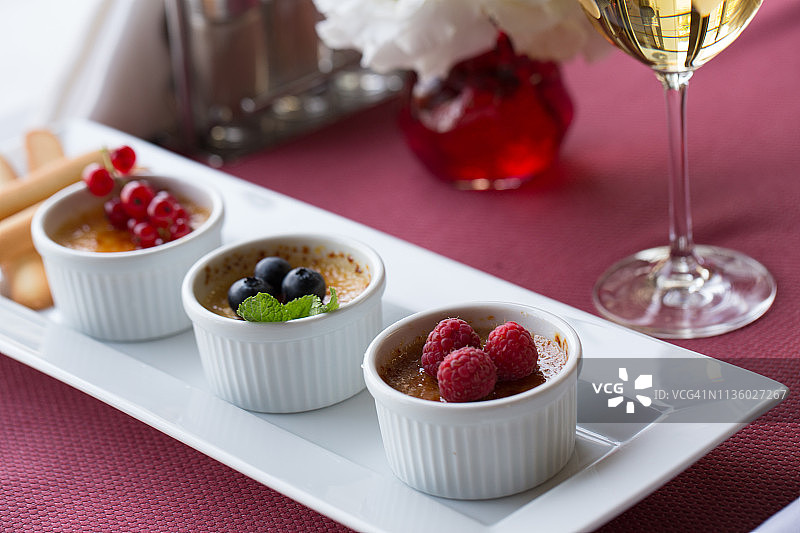 覆盆子蓝莓奶油布丁图片素材